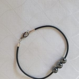 Bracelet en cordon cuir et pierres hématite pour homme.