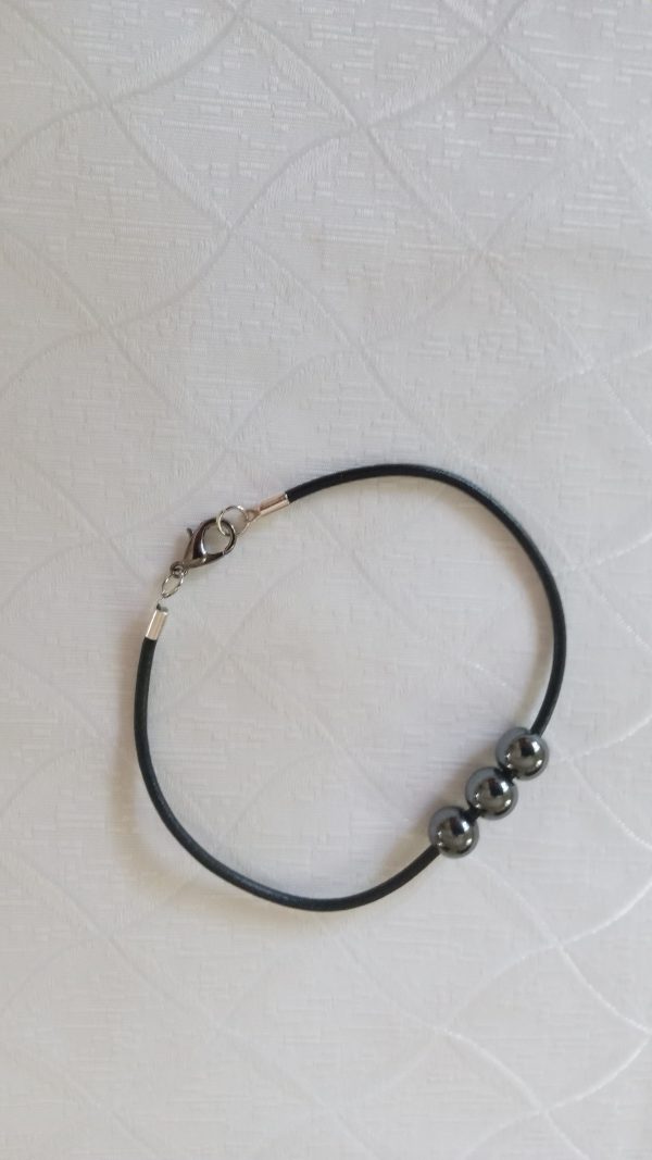 Bracelet en cordon cuir et pierres hématite pour homme.