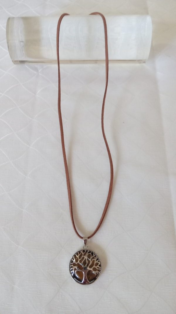 Collier, lacet en cuir, pendentif arbre de vie et pierre semi-précieuse œil du tigre.