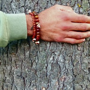 Bracelet pour homme en bois et coquillages.