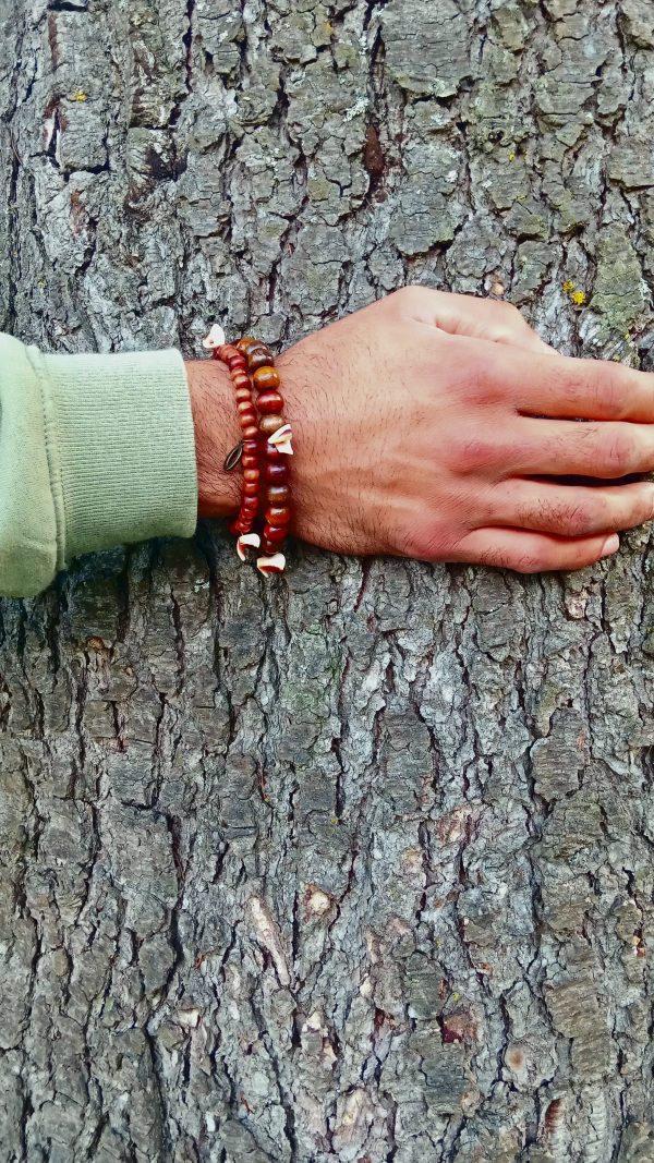 Bracelet pour homme en bois et coquillages.