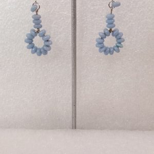 Boucles d'oreilles avec des perles en verre bleues ciel et en acier inoxydables 316.