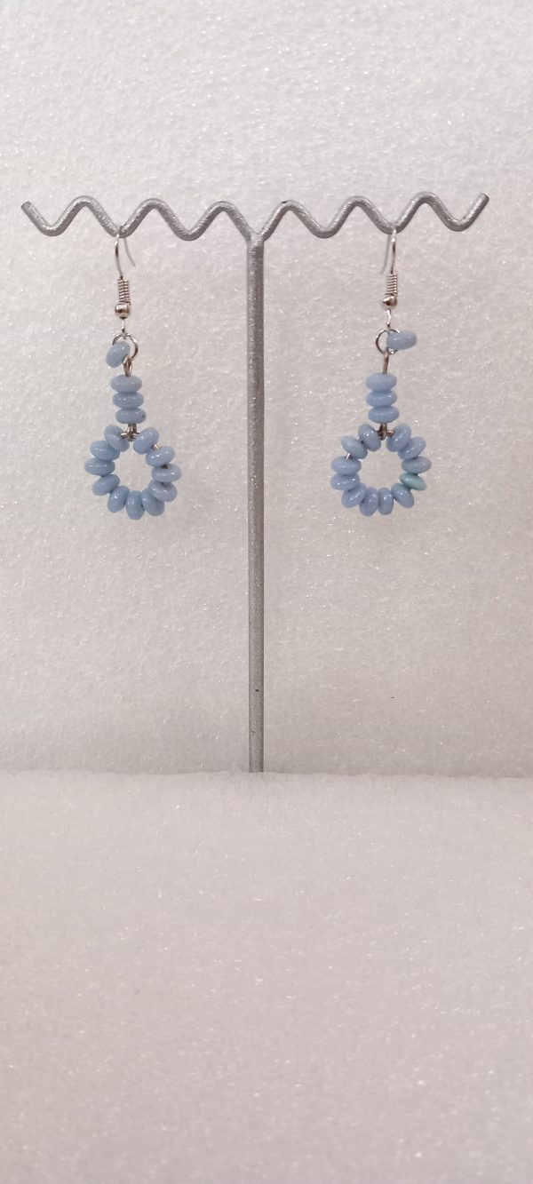 Boucles d'oreilles avec des perles en verre bleues ciel et en acier inoxydables 316.