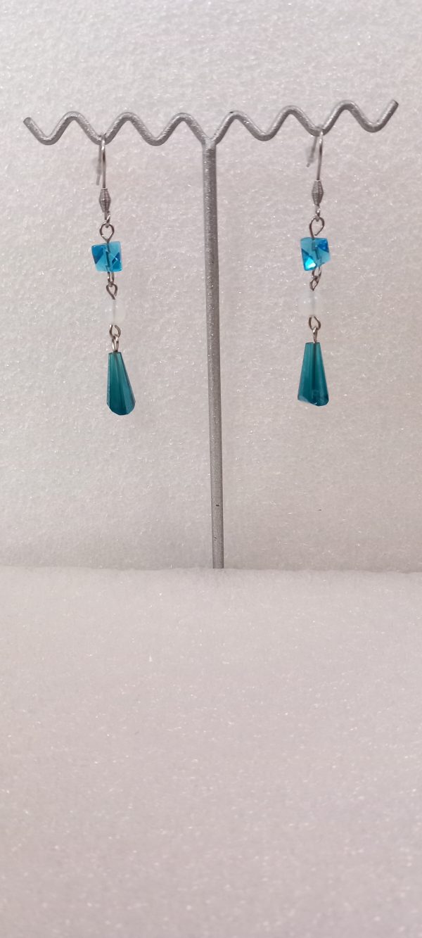 Boucles d'oreilles avec des perles en verre, et crochets en acier inoxydable 316.