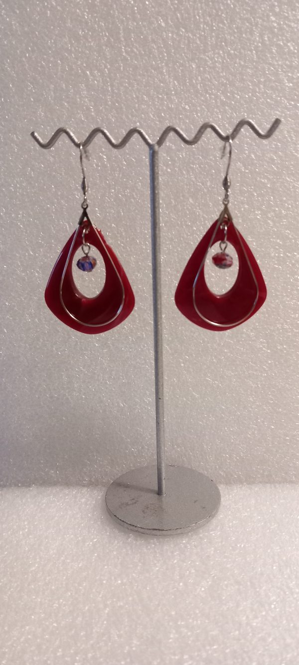 Boucles d'oreilles en acétate, et en acier inoxydable 316.