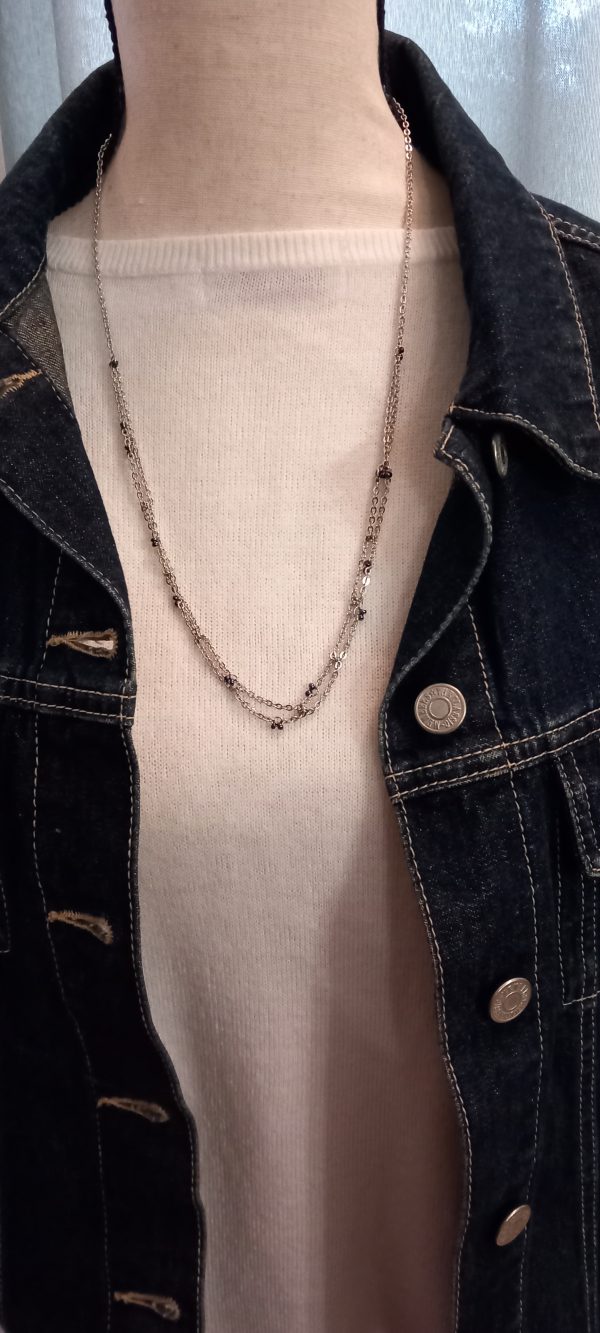 Collier chaînes fines acier inoxydable 316, avec petites perles de rocaille.