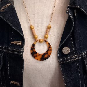 Collier chaîne fine dorée en acier inoxydable, avec des perles et pendentif en acétate.
