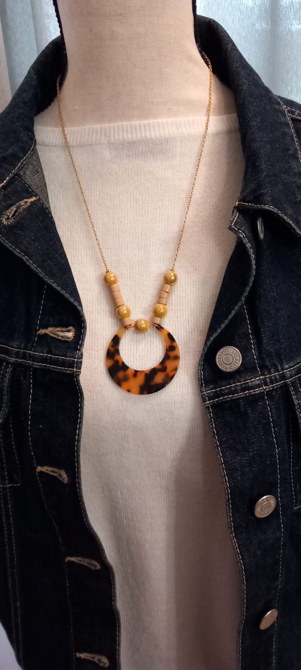 Collier chaîne fine dorée en acier inoxydable, avec des perles et pendentif en acétate.