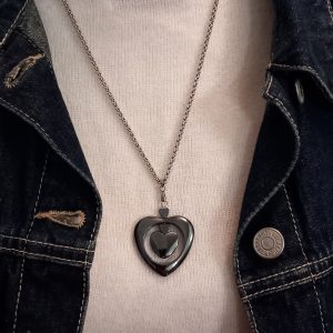 Collier argenté en acier inoxydable, avec un pendentif cœur en pierre d'hématite.
