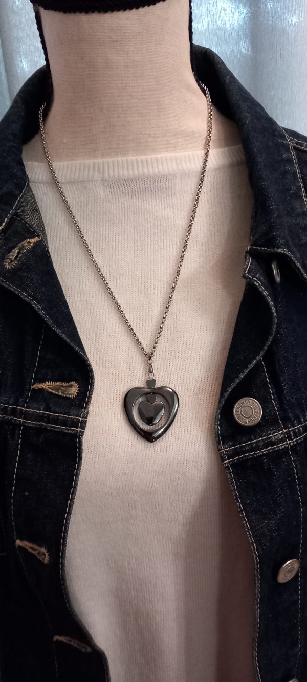 Collier argenté en acier inoxydable, avec un pendentif cœur en pierre d'hématite.