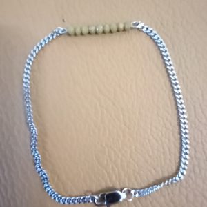 Bracelet en acier inoxydable 316, avec des petites perles en verre.