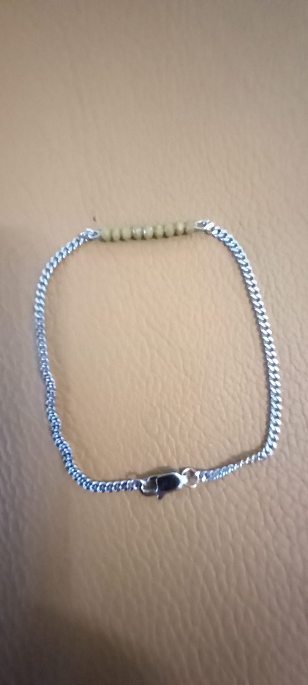 Bracelet en acier inoxydable 316, avec des petites perles en verre.