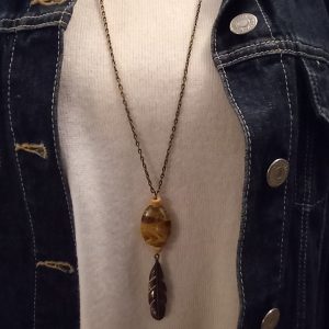 Collier sautoir bronze, et pendentif avec une grosse perle et une feuille bronze.
