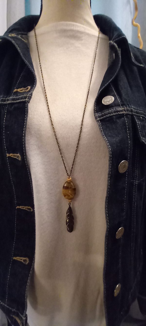 Collier sautoir bronze, et pendentif avec une grosse perle et une feuille bronze.