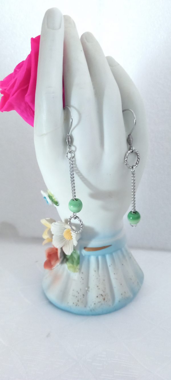 Boucles d'oreilles longues en acier inoxydable, avec des perles œil de chat vert.
