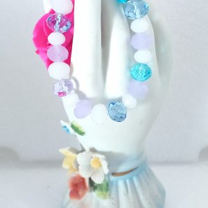 Bracelet fabriqué avec des perles à facettes en verre.