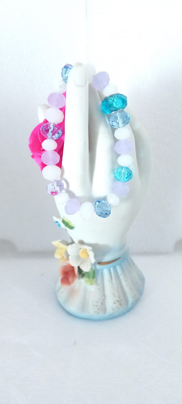 Bracelet fabriqué avec des perles à facettes en verre.