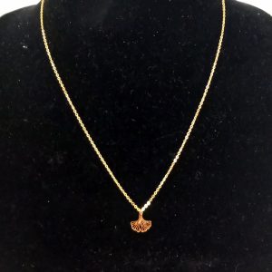 collier fin fabriqué avec une chaîne dorée en acier inoxydable et un pendentif feuille de ginkgo.