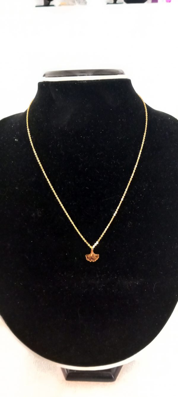 collier fin fabriqué avec une chaîne dorée en acier inoxydable et un pendentif feuille de ginkgo.