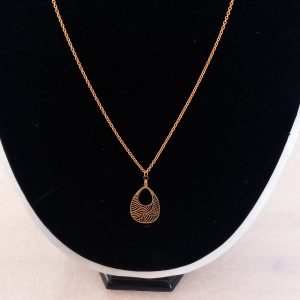 Collier en acier inoxydable fabriqué avec une chaîne et un joli pendentif dorés.
