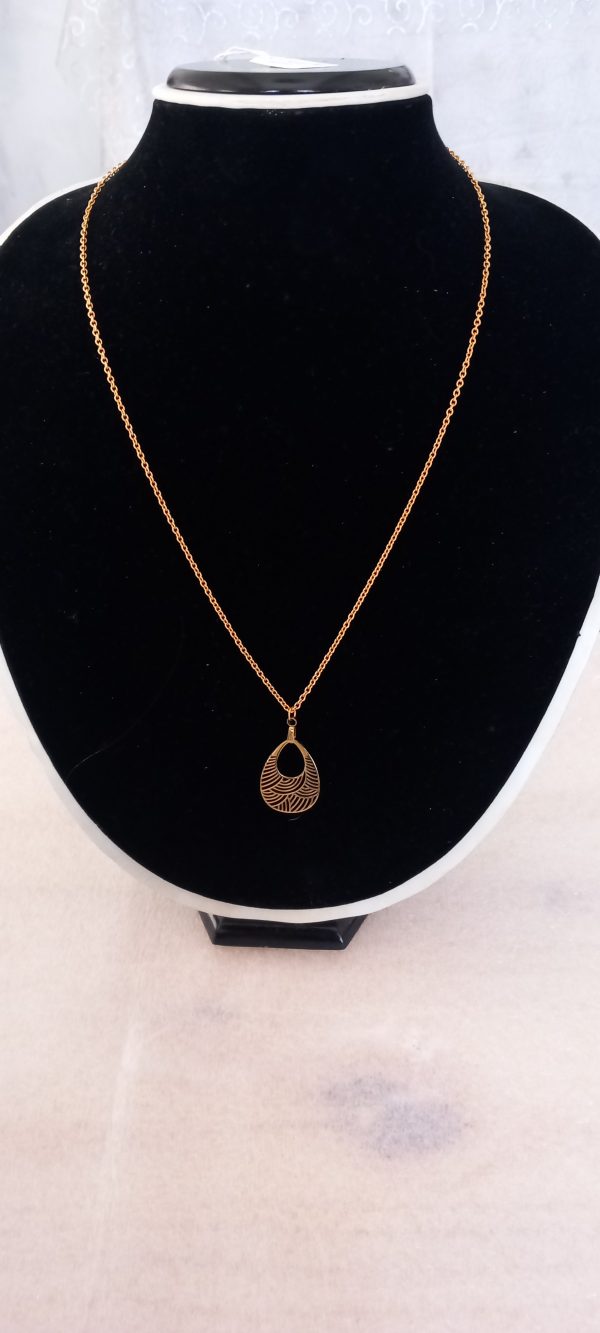 Collier en acier inoxydable fabriqué avec une chaîne et un joli pendentif dorés.