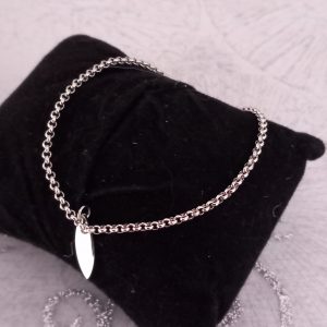 Bracelet argenté en acier inoxydable avec petite breloque.