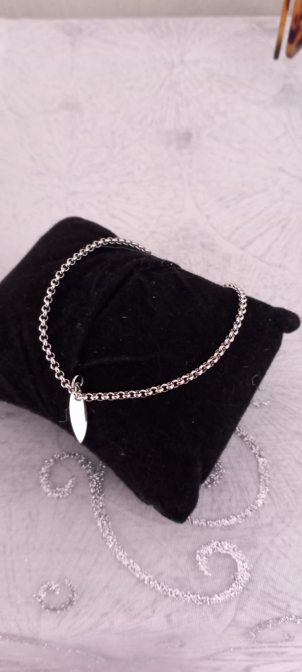Bracelet argenté en acier inoxydable avec petite breloque.