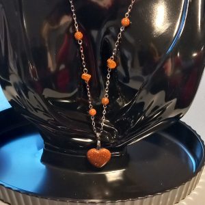 Collier fabriqué avec des pierres semi-précieuses pierres de sable sur une chaîne en acier inoxydable.