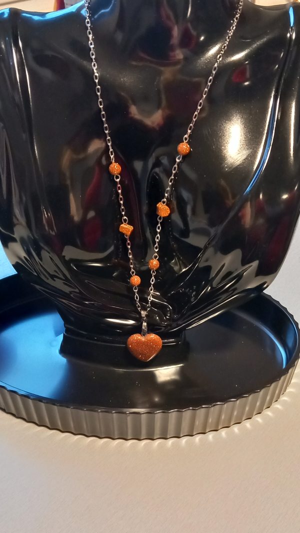 Collier fabriqué avec des pierres semi-précieuses pierres de sable sur une chaîne en acier inoxydable.