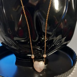 Collier fabriqué avec une chaîne en acier inoxydable dorée avec des pierres semi-précieuses de Quartz rose.