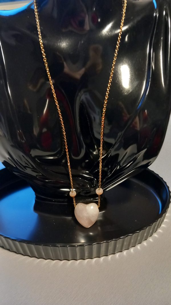 Collier fabriqué avec une chaîne en acier inoxydable dorée avec des pierres semi-précieuses de Quartz rose.