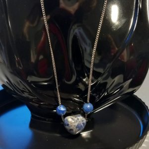 Collier fabriqué avec une chaîne en acier inoxydable avec des pierres semi-précieuses de Sodalite.