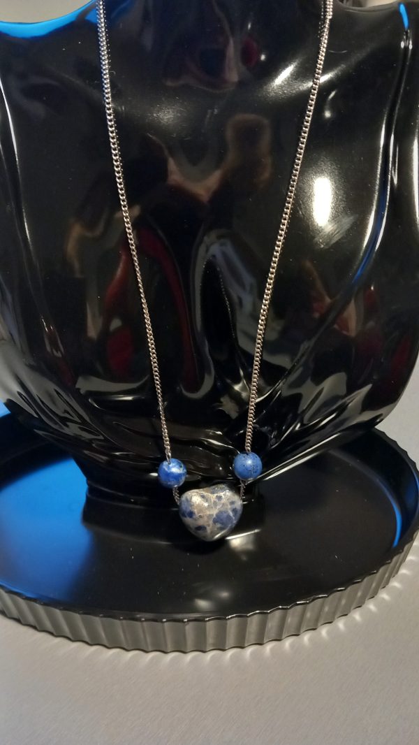 Collier fabriqué avec une chaîne en acier inoxydable avec des pierres semi-précieuses de Sodalite.
