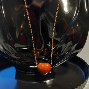 Collier fabriqué avec une chaîne en acier inoxydable et une pierre semi-précieuse de Jaspe rouge.