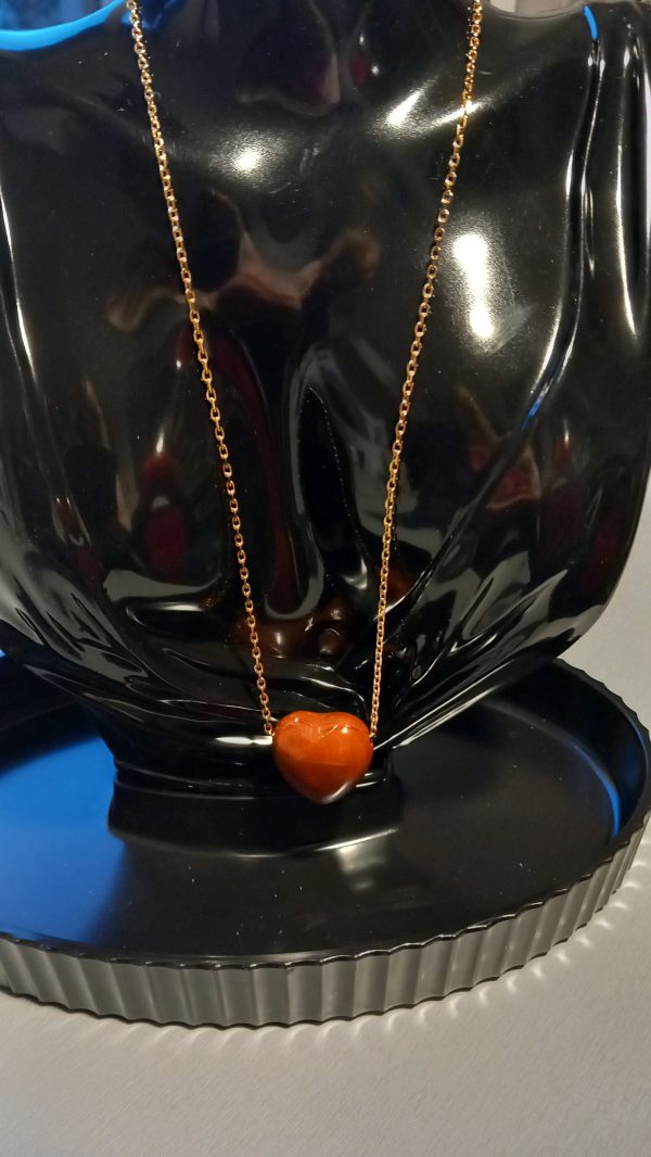 Collier fabriqué avec une chaîne en acier inoxydable et une pierre semi-précieuse de Jaspe rouge.