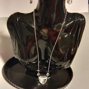 Collier fabriqué avec une chaîne en acier inoxydable avec des pierres semi-précieuses en cristal de roche.