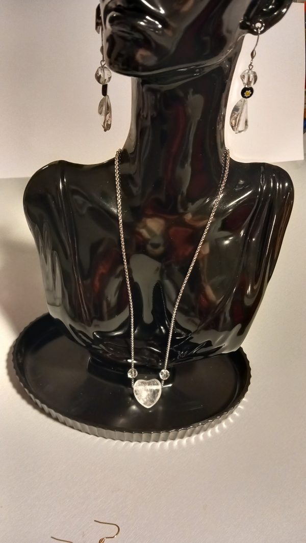 Collier fabriqué avec une chaîne en acier inoxydable avec des pierres semi-précieuses en cristal de roche.