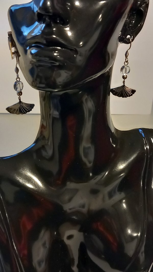 Boucles d'oreilles fabriquées en acier inoxydable avec un pendentif feuilles de ginkgo et petites perles.