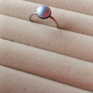 bague fine en acier inoxydable argentée avec une perle Puca nacrée en verre.