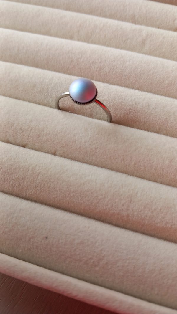 bague fine en acier inoxydable argentée avec une perle Puca nacrée en verre.