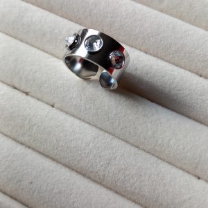 bague large réglable en acier inoxydable avec des pierres de strass en cristal.