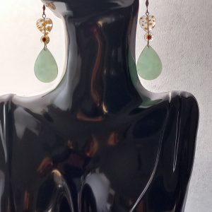 Boucles d'oreilles fabriquées en acier inoxydable avec perles cœur en verre et des pendentifs en acétate.