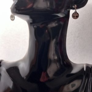 Boucles d'oreilles clous fabriquées avec une breloque arbre de vie en acier inoxydable.