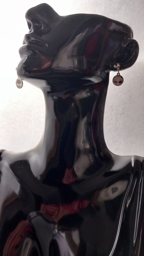 Boucles d'oreilles clous fabriquées avec une breloque arbre de vie en acier inoxydable.