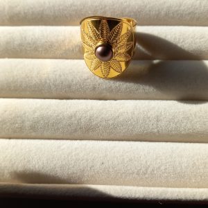 Bague large réglable en acier inoxydable à motifs avec une perles nacrée en verre.