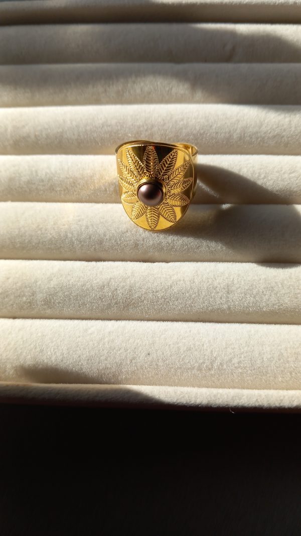 Bague large réglable en acier inoxydable à motifs avec une perles nacrée en verre.