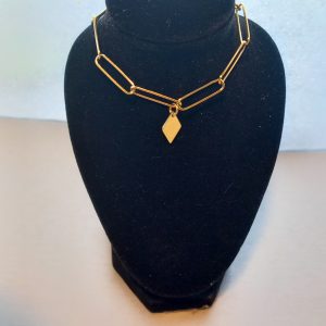 Bracelet fabriqué avec une chaîne trombone en acier inoxydable dorée avec une breloque.