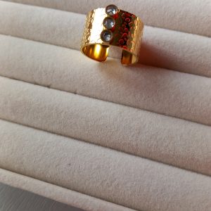 Grosse bague dorée martelée en acier inoxydable avec des pierres de verre en cristal.