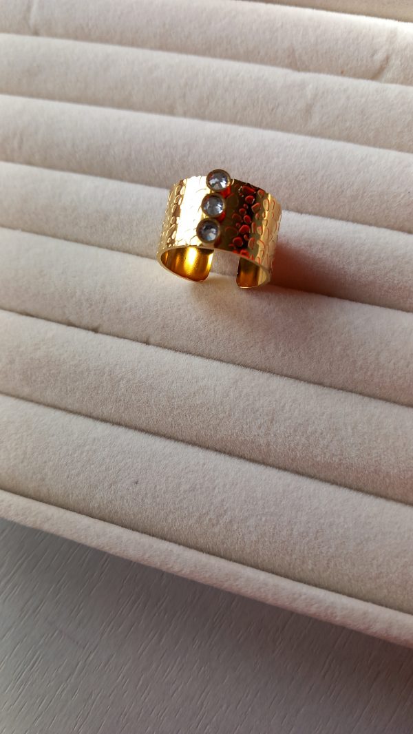 Grosse bague dorée martelée en acier inoxydable avec des pierres de verre en cristal.