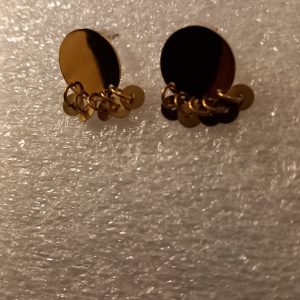 Boucles d'oreilles clous plates en acier inoxydable, et petits disques dorés en acier inoxydable.